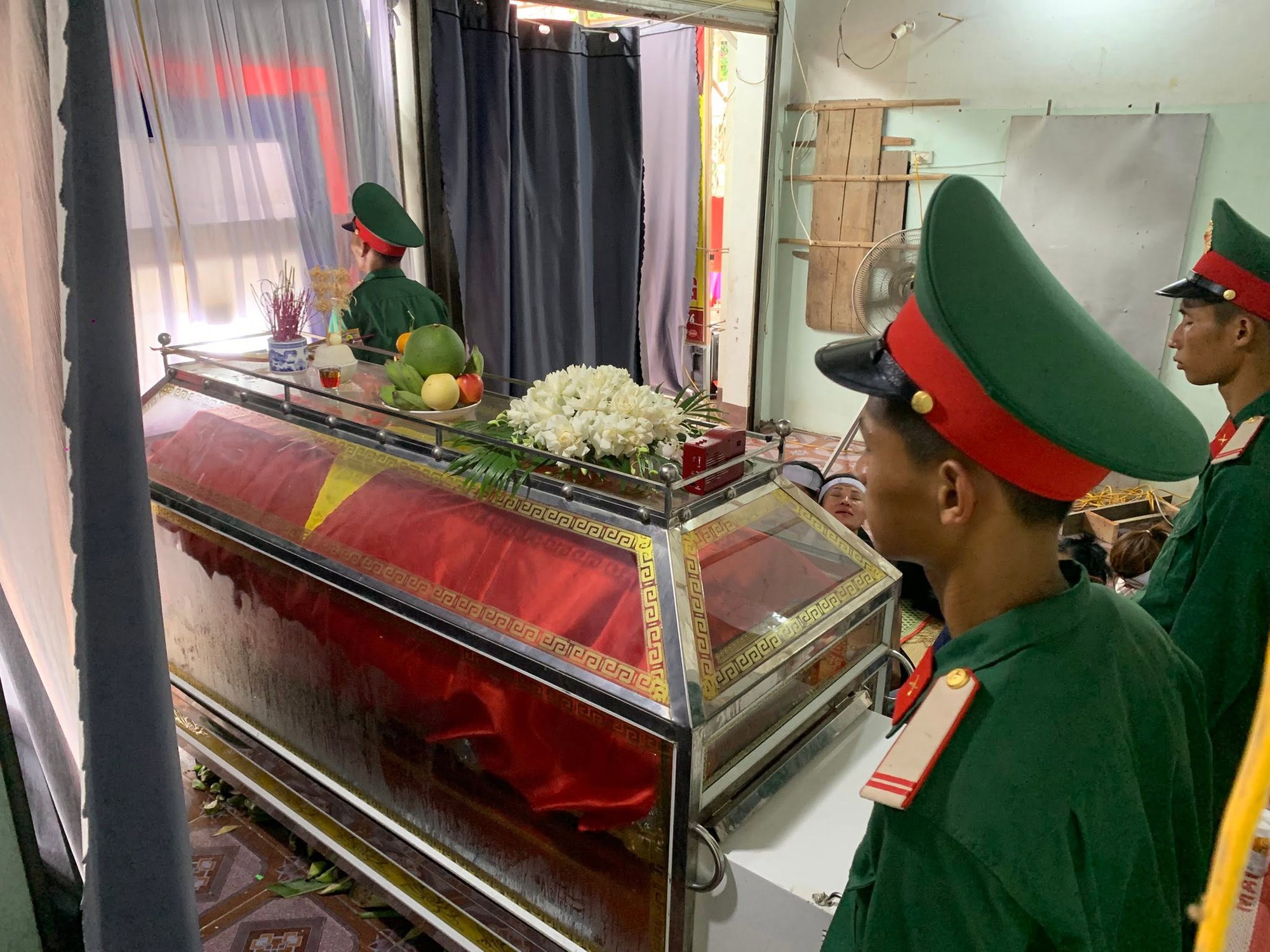 Người thân khóc nghẹn trong tang lễ Thượng úy Lê Văn Thắng (Sao Nhập Ngũ) tại Nghệ An- Ảnh 3. Người thân khóc nghẹn trong tang lễ Thượng úy Lê Văn Thắng (Sao Nhập Ngũ) tại Nghệ An- Ảnh 3.