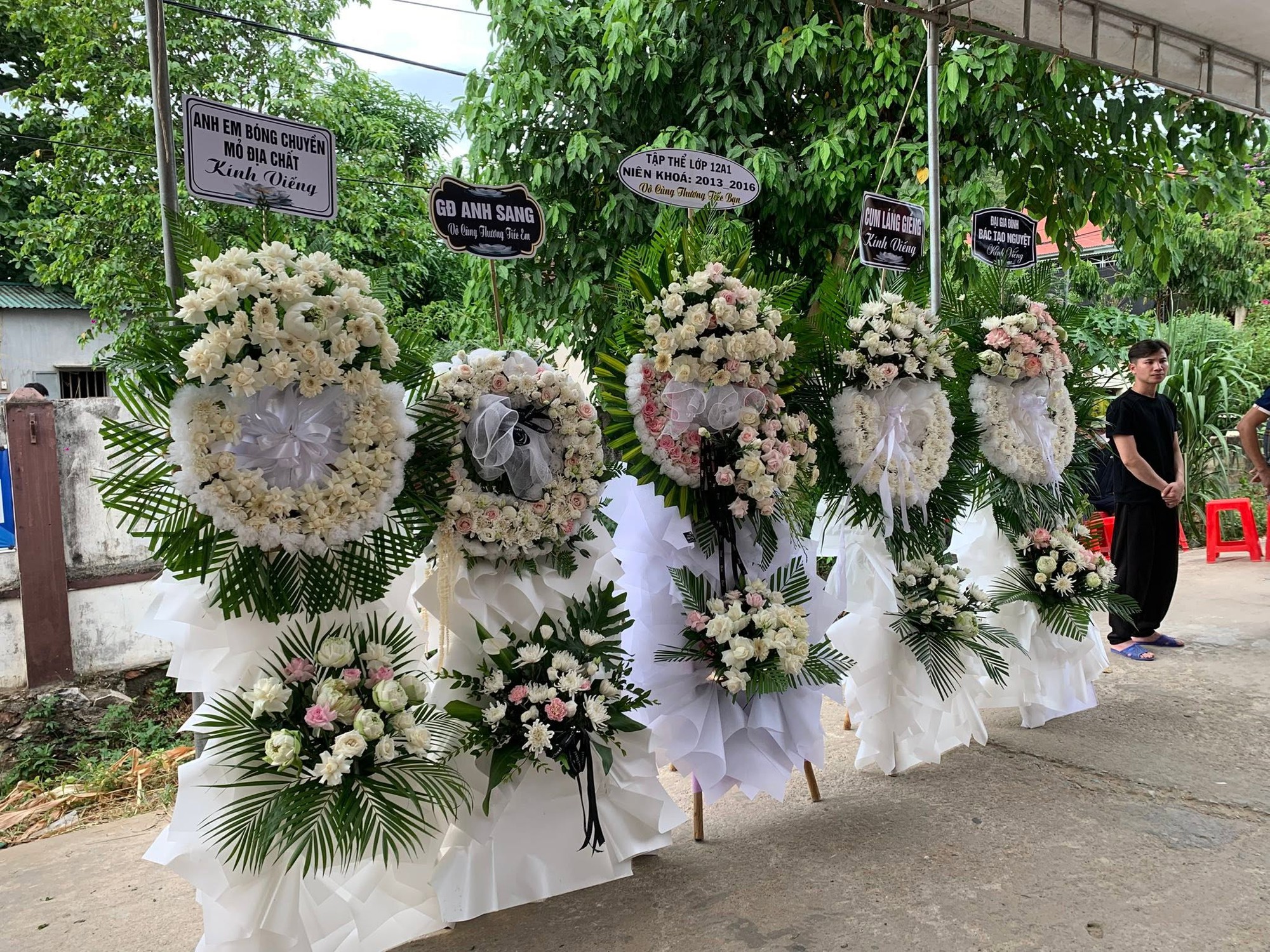 Người thân khóc nghẹn trong tang lễ Thượng úy Lê Văn Thắng (Sao Nhập Ngũ) tại Nghệ An- Ảnh 4. Người thân khóc nghẹn trong tang lễ Thượng úy Lê Văn Thắng (Sao Nhập Ngũ) tại Nghệ An- Ảnh 4.