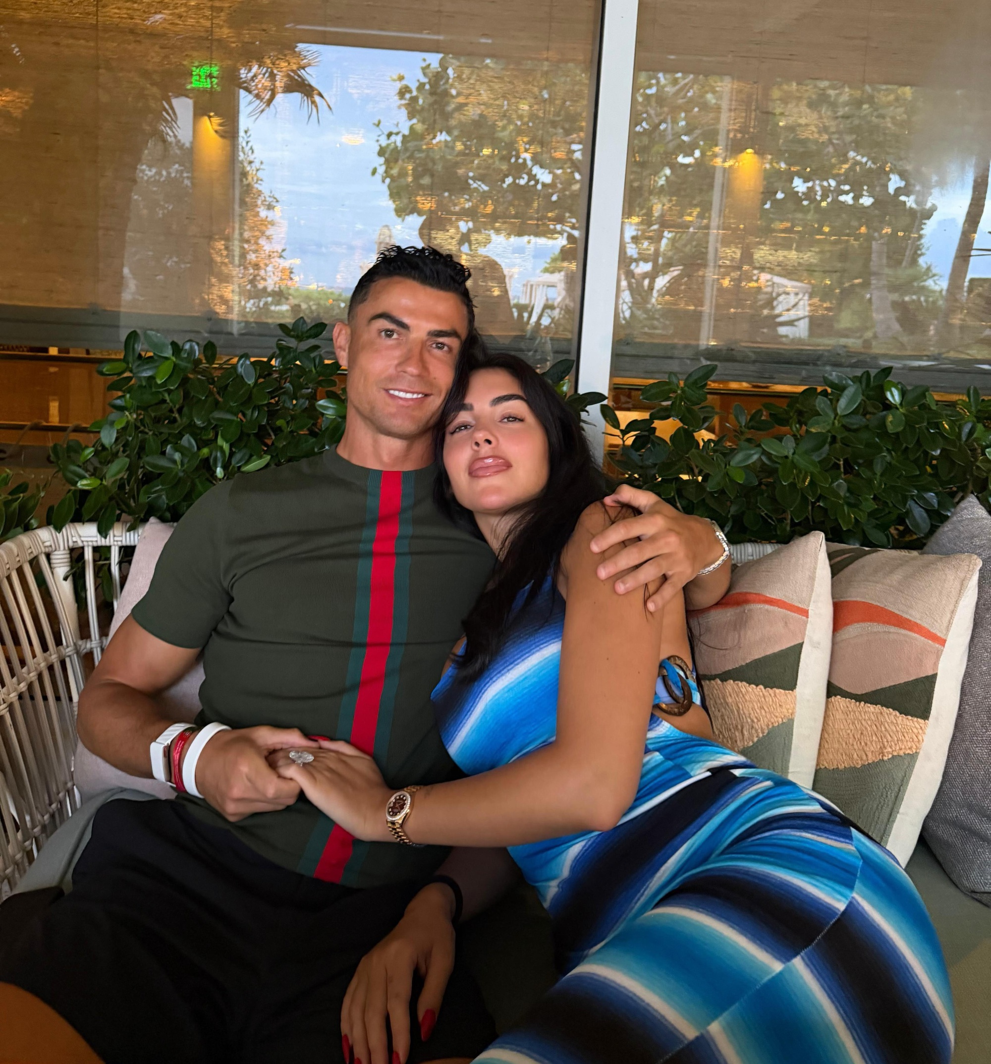10 triệu lượt thả tim cho bức ảnh Ronaldo ôm mỹ nhân nóng bỏng giữa lúc đang là tâm điểm World Cup 2026- Ảnh 1.