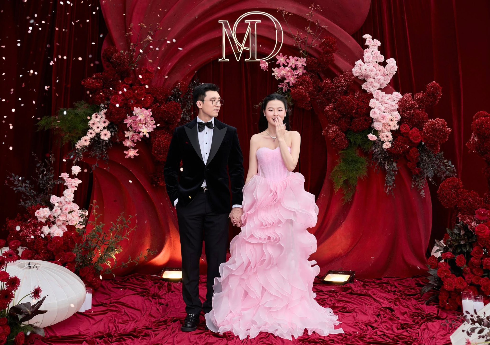 Midu và chồng thiếu gia "đám cưới lần nữa": Minh Đạt quá bảnh ôm hôn vợ liên tục, Jun Vũ và dàn sao góp vui- Ảnh 2.