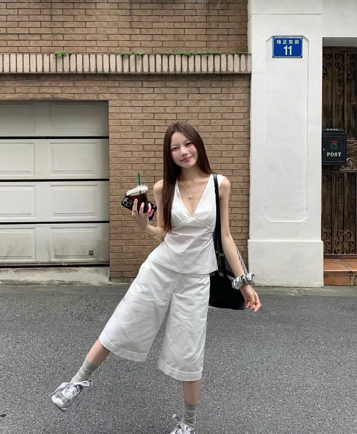 Quần shorts đang được hội “cool girl” nâng tầm: Mix đúng kiểu vừa mát vừa sang, mặc cả hè không chán- Ảnh 14.