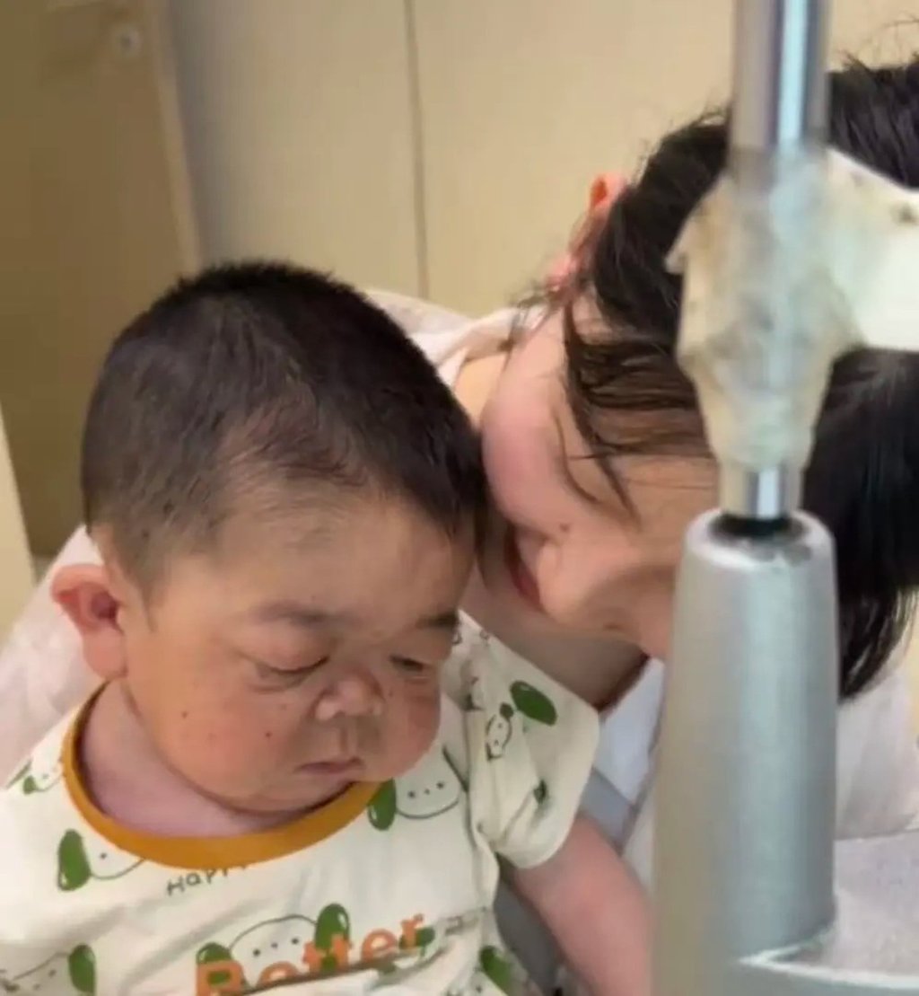 Cảm động tình em gái nuôi anh trai 25 tuổi mang hình hài "trẻ sơ sinh" - Ảnh 3.