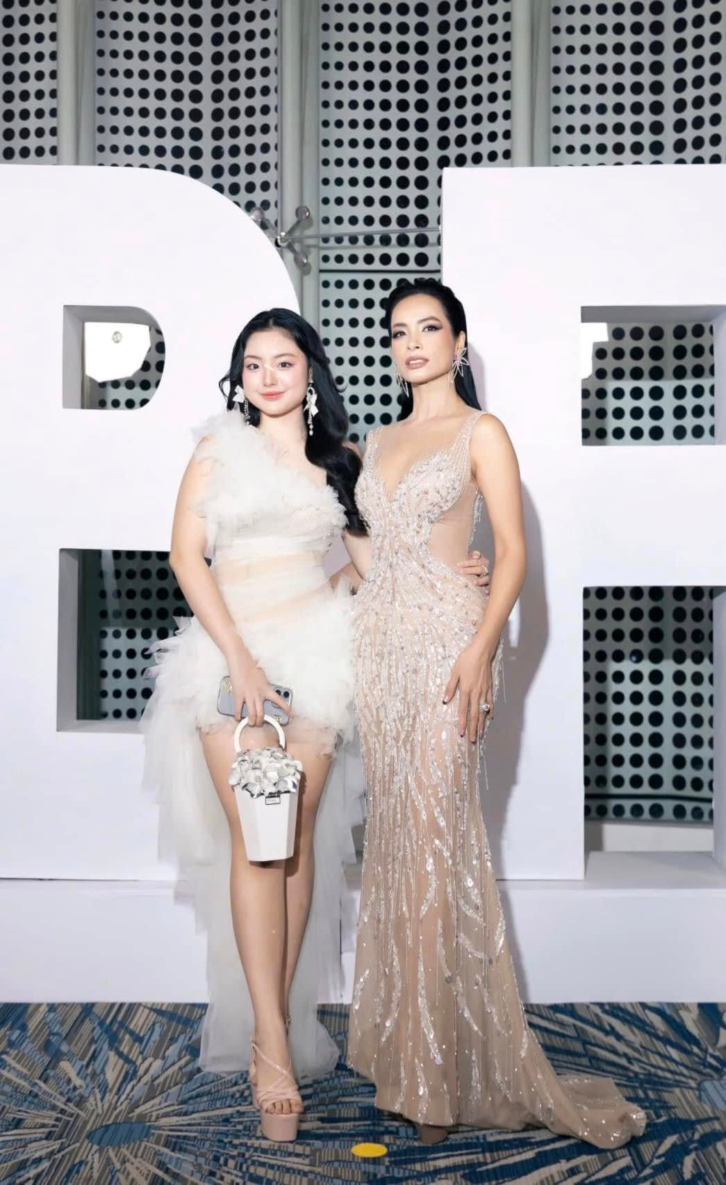 Con gái Thuý Hạnh - Minh Khang lột xác sau 12 năm: "Thiên thần răng thỏ" toả sáng với visual thiếu nữ trong ngày trọng đại- Ảnh 8.