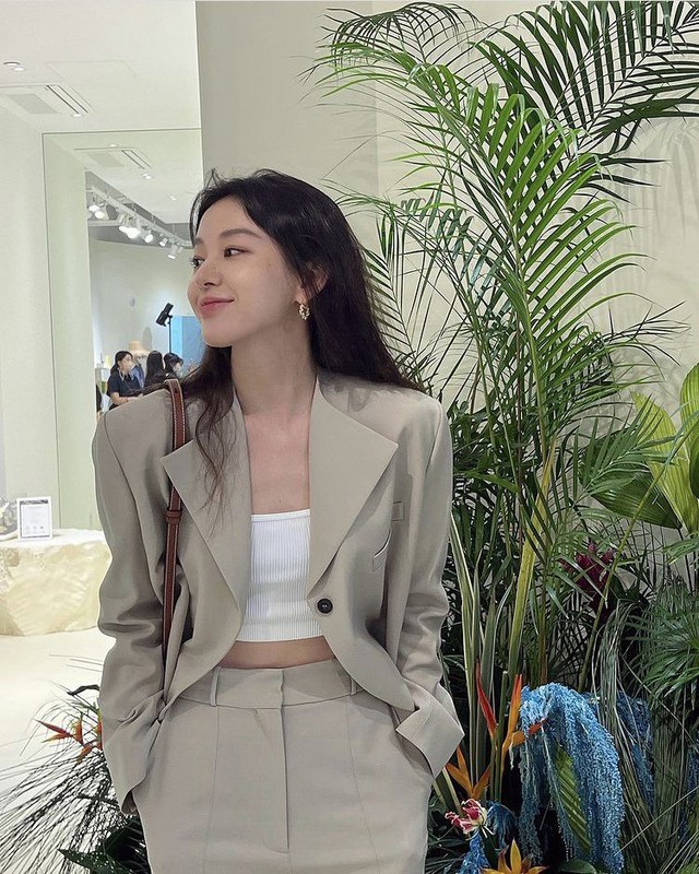 "Gái út nhà tài phiệt" gây sốt Hàn Quốc: U35 mà trẻ như gái 20, mặc đồ basic vẫn toát mùi sang xịn- Ảnh 4.