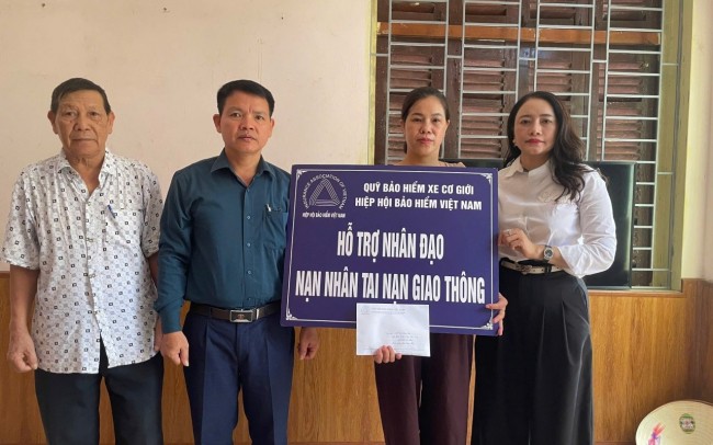 Quỹ Bảo hiểm xe cơ giới trao hỗ trợ nhân đạo cho gia đình nạn nhân tai nạn giao thông tại Hà Nội
