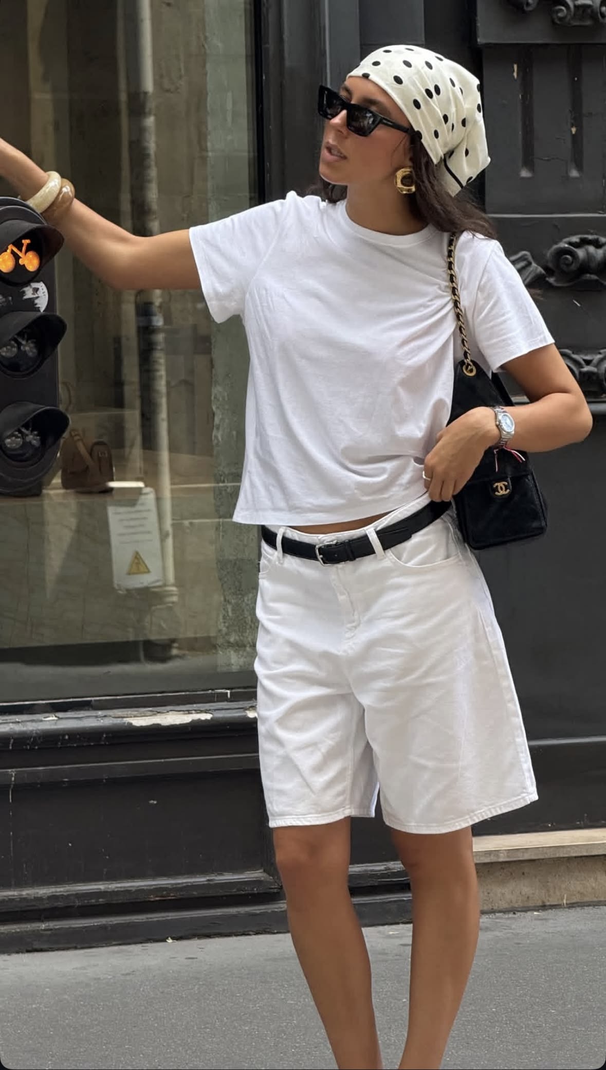 Quần shorts đang được hội “cool girl” nâng tầm: Mix đúng kiểu vừa mát vừa sang, mặc cả hè không chán- Ảnh 7.