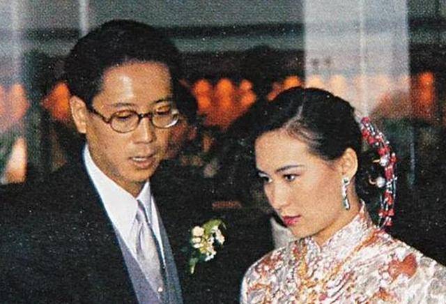 30 năm trước, thiên kim này đã cho giới siêu giàu biết thế nào là "đám cưới thế kỷ": Tiệc tùng 3 ngày 3 đêm, từ Haute Couture Dior đến bộ long phượng thêu chỉ vàng 8 tháng- Ảnh 4.