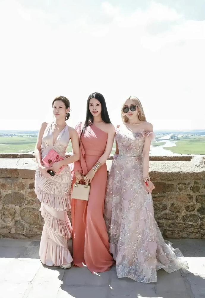 Nhìn dàn phù dâu trong hôn lễ Hề Mộng Dao và Hà Du Quân liền hiểu thế nào là "đại hội hào môn" của giới siêu giàu Châu Á - Ảnh 4.