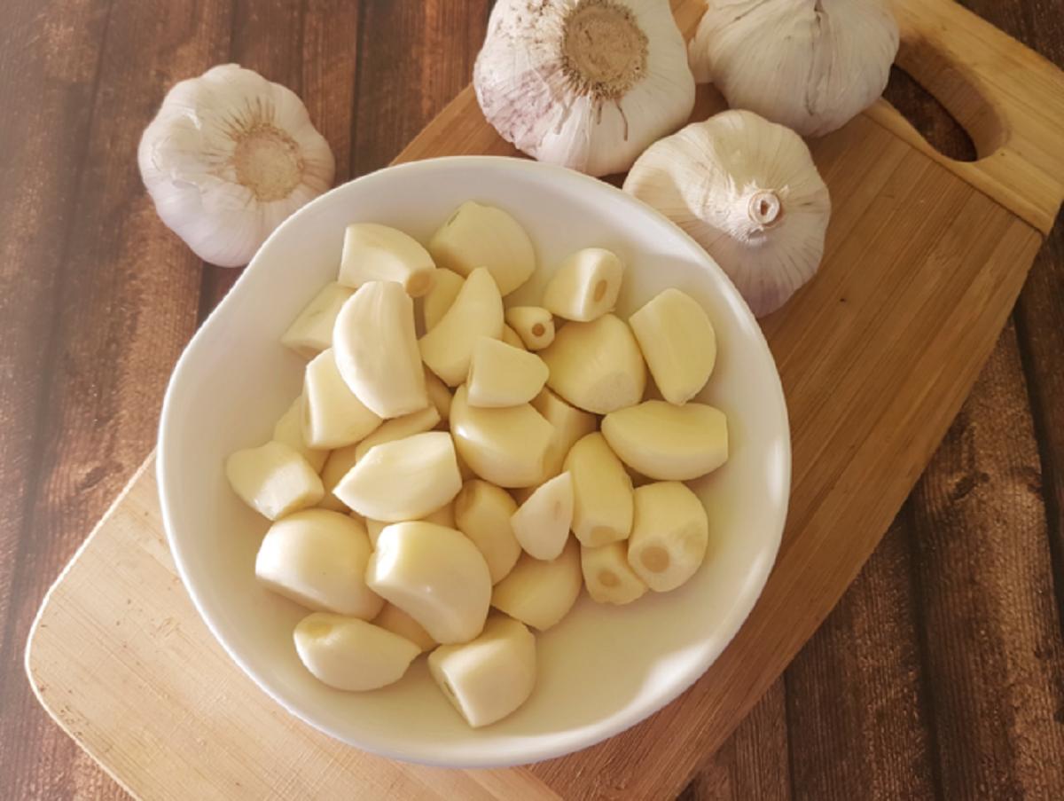 Người phụ nữ ăn tỏi sống mỗi ngày để "ngừa ung thư", sau 6 tháng nhận tin bất ngờ- Ảnh 1.