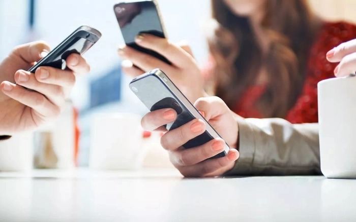 Vì sao đàn ông khí chất luôn úp điện thoại?- Ảnh 1.