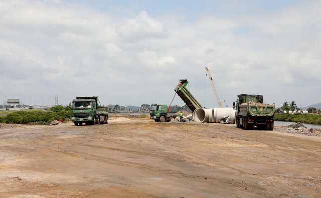 Doanh nghiệp của tỷ phú Phạm Nhật Vượng huy động máy móc thi công nhà ga tại siêu dự án 5,6 tỷ USD chưa từng có trong lịch sử