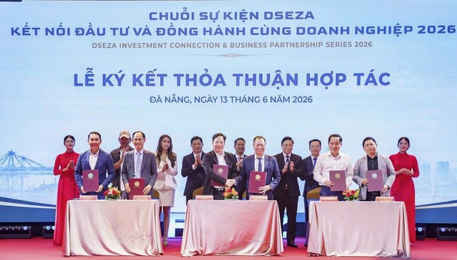 Đại diện Tập đoàn KITA Group và Ban Quản lý Khu công nghệ cao & các khu công nghiệp Đà Nẵng cùng các đối tác kí kết thỏa thuận hợp tác về việc nghiên cứu các vị trí thuộc Khu thương mại tự do tại thành phố Đà Nẵng.