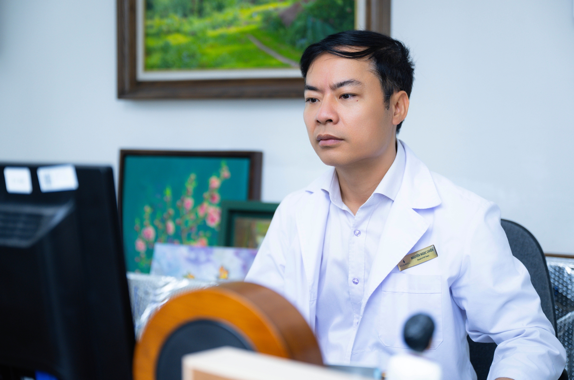 Bệnh nhân từ Anh, Nhật đưa con về Hà Nội thăm 