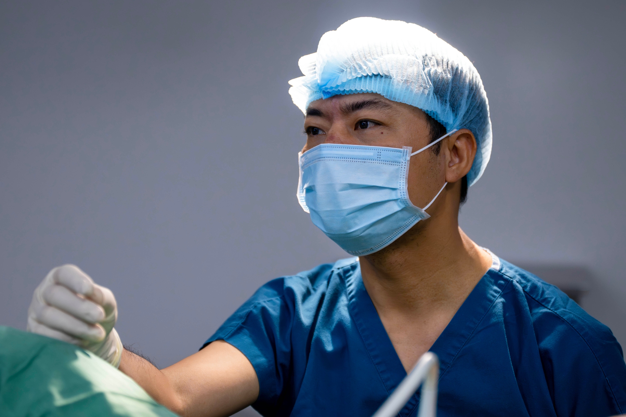 Bệnh nhân từ Anh, Nhật đưa con về Hà Nội thăm 