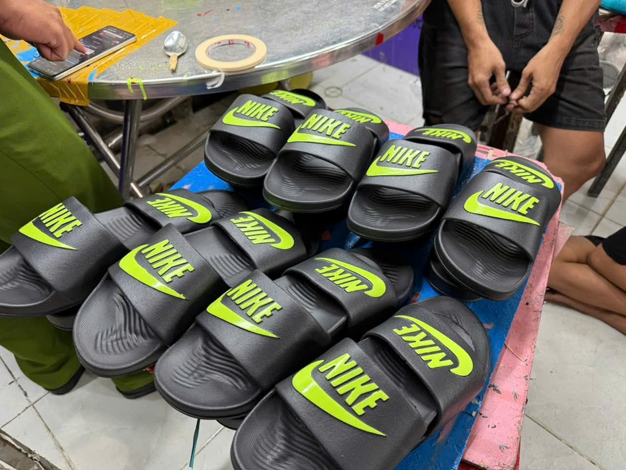 Triệt phá "đại công xưởng" dép giả của cặp vợ chồng 9X: Hơn 23.000 đôi Nike, Adidas, Gucci nhái bị thu giữ- Ảnh 4. Triệt phá "đại công xưởng" dép giả của cặp vợ chồng 9X: Hơn 23.000 đôi Nike, Adidas, Gucci nhái bị thu giữ- Ảnh 4.