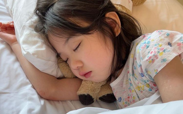 Bé gái 6 tuổi cận 12 độ vì thứ nhiều cha mẹ Việt thích dùng để "dỗ con": Có thể mù lòa bất cứ lúc nào - Ảnh 2.