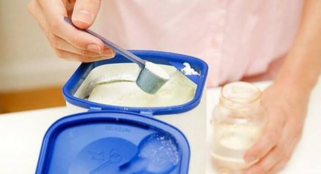 Bé trai 3 tháng tuổi nhập viện cấp cứu vì cha mẹ pha sữa bằng loại nước này- Ảnh 2.