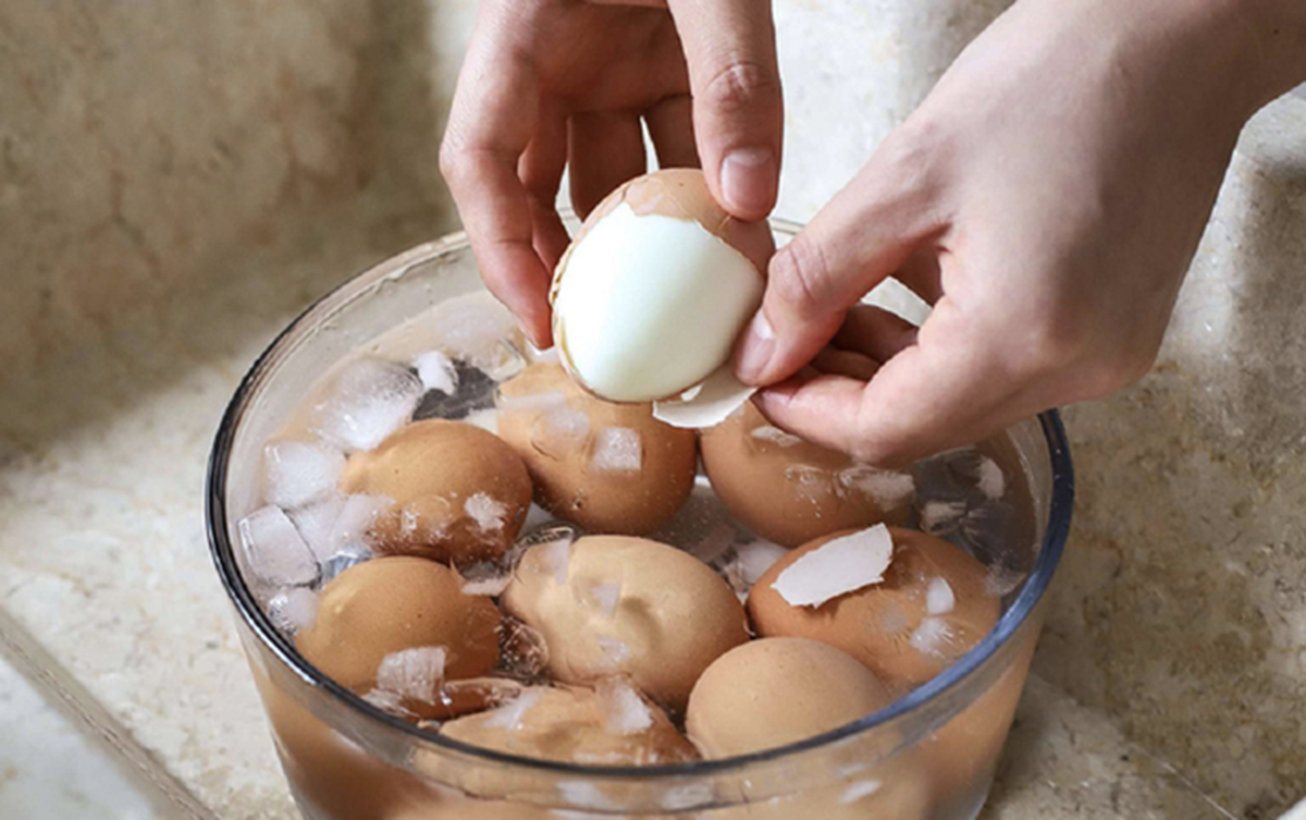 Bí mật luộc trứng ngon "bất thường" nhờ 1 nhúm muối - Ảnh 1.
