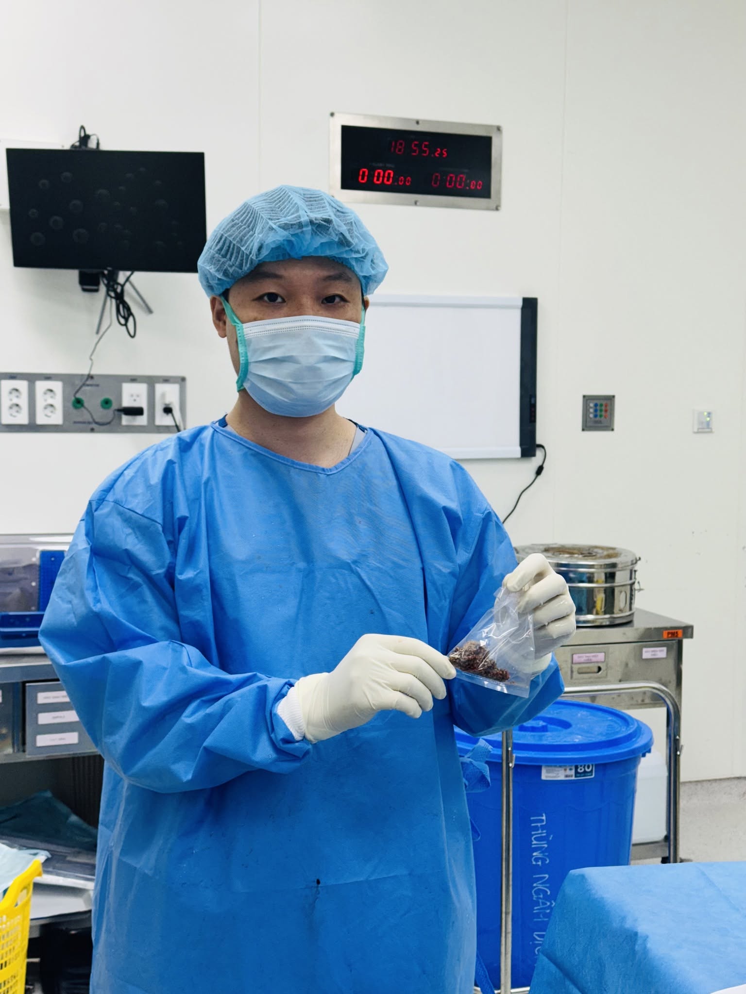 Lén làm một việc cho con trước giờ mổ: Tưởng là tốt cho con, mẹ không ngờ lại suýt đẩy con vào nguy hiểm - Ảnh 1.