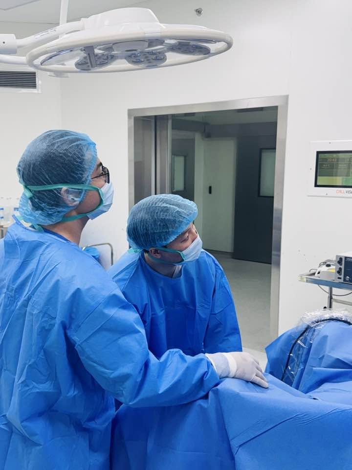 Lén làm một việc cho con trước giờ mổ: Tưởng là tốt cho con, mẹ không ngờ lại suýt đẩy con vào nguy hiểm - Ảnh 4.