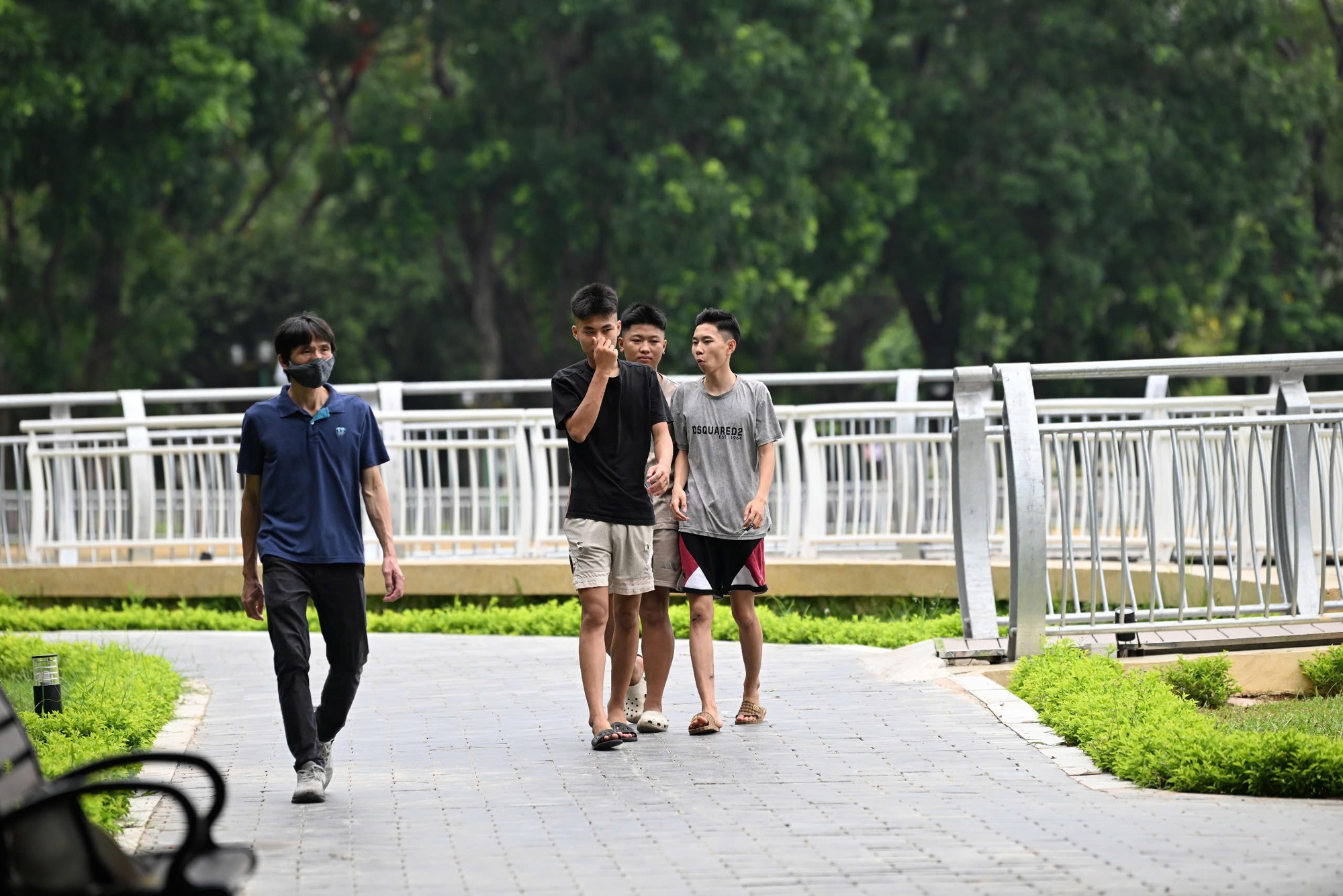 Hà Nội: Cá chết trắng hồ Nghĩa Đô, cảnh tượng bất thường Hà Nội: Cá chết trắng hồ Nghĩa Đô, cảnh tượng bất thường