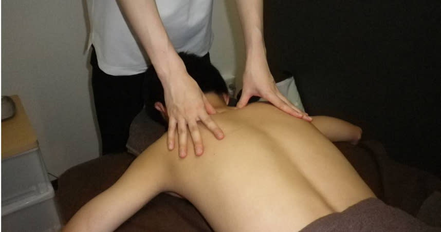 Chàng trai 27 tuổi tê liệt từ ngực xuống bàn chân sau khi đi mát xa, bác sĩ cảnh báo: Mát xa kiểu này phá xương, tàn tật - Ảnh 1.