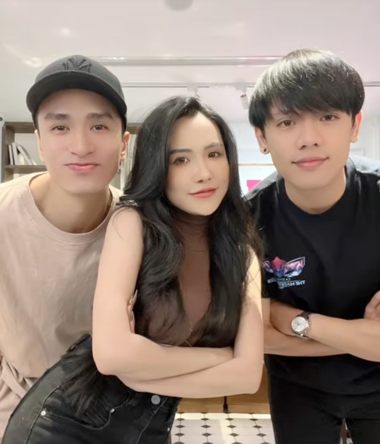 Đằng sau bộ ảnh cưới độc lạ khiến MXH rần rần: Chú rể điển trai dành cả một thập kỷ chờ cái gật đầu của "bà trùm nông sản"- Ảnh 30.