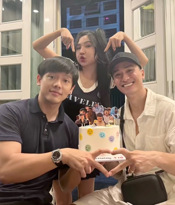 Đằng sau bộ ảnh cưới độc lạ khiến MXH rần rần: Chú rể điển trai dành cả một thập kỷ chờ cái gật đầu của "bà trùm nông sản"- Ảnh 29.