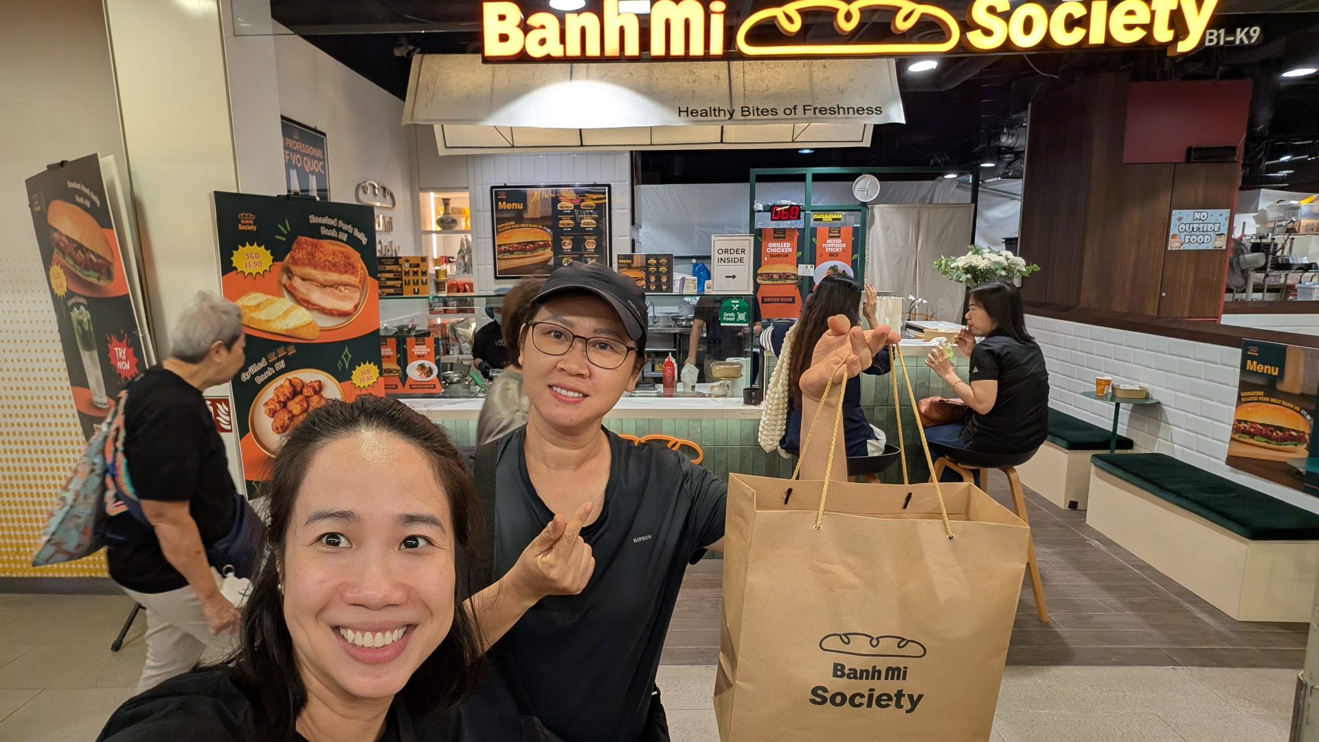 Từ giám đốc Google đến người đứng nướng thịt ở Singapore: ‘Một năm bán bánh mì, tôi hiểu hơn giá trị của lao động’- Ảnh 7.
