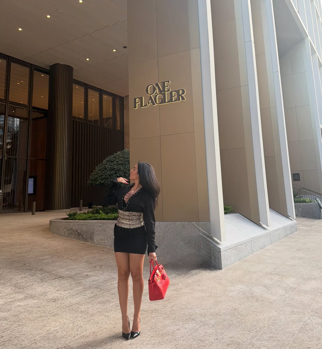 Nàng WAG Georgina diện đầm xẻ sâu nóng bỏng sang Mỹ cổ vũ Ronaldo nhưng siêu sao lại bị "tắt tiếng", bị chấm 6,3 điểm- Ảnh 2.