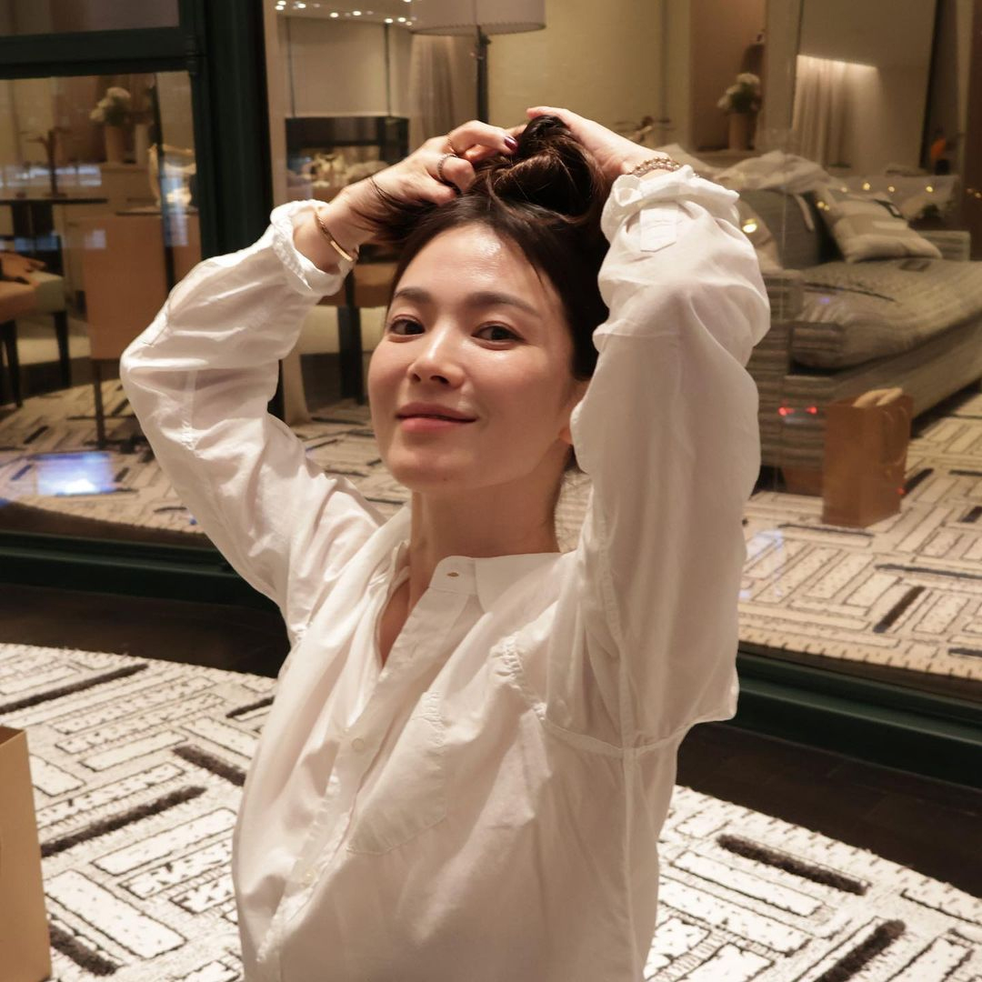 Song Hye Kyo khoe trọn làn da tuổi 45 mọng collagen dưới bể bơi đầy nắng: Chăm uống 3 loại nước "kem chống nắng tự nhiên" bảo sao chống già ngoạn mục! - Ảnh 8.