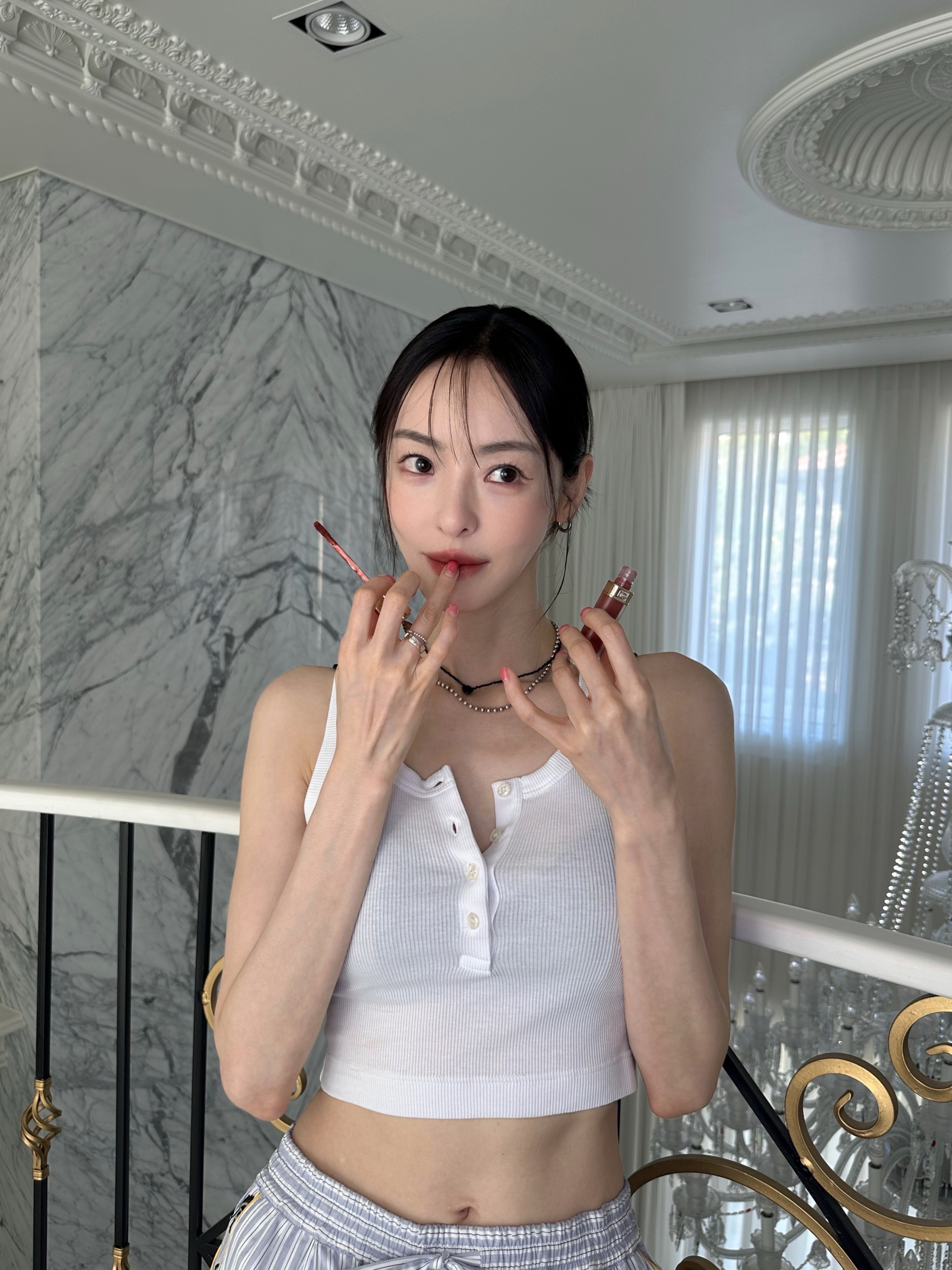Ngoại hình tuổi 42 của "nữ hoàng dao kéo" Hàn Quốc- Ảnh 6.