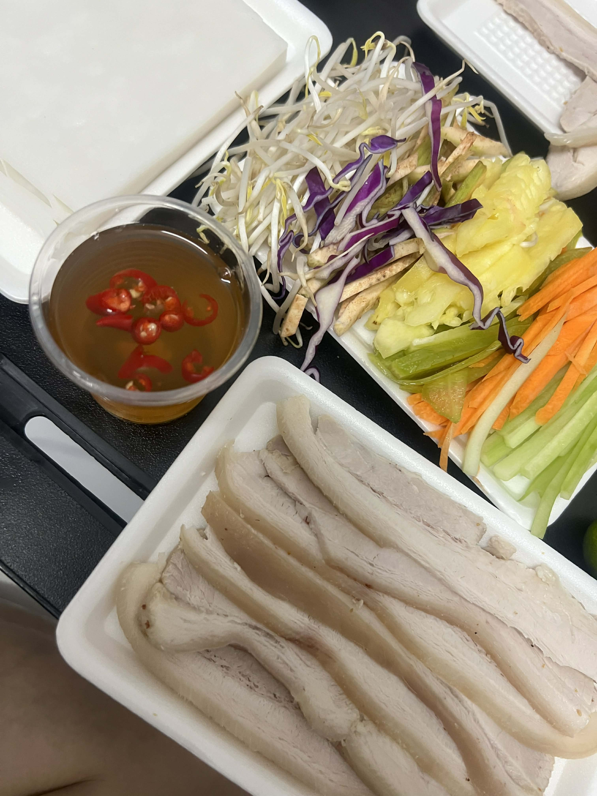 Lương bao nhiêu mới đủ sống khi đi làm tại khu trung tâm ở Hà Nội - TP.HCM? Chỉ bữa cơm trưa đã ngốn 80.000 đồng- Ảnh 3.