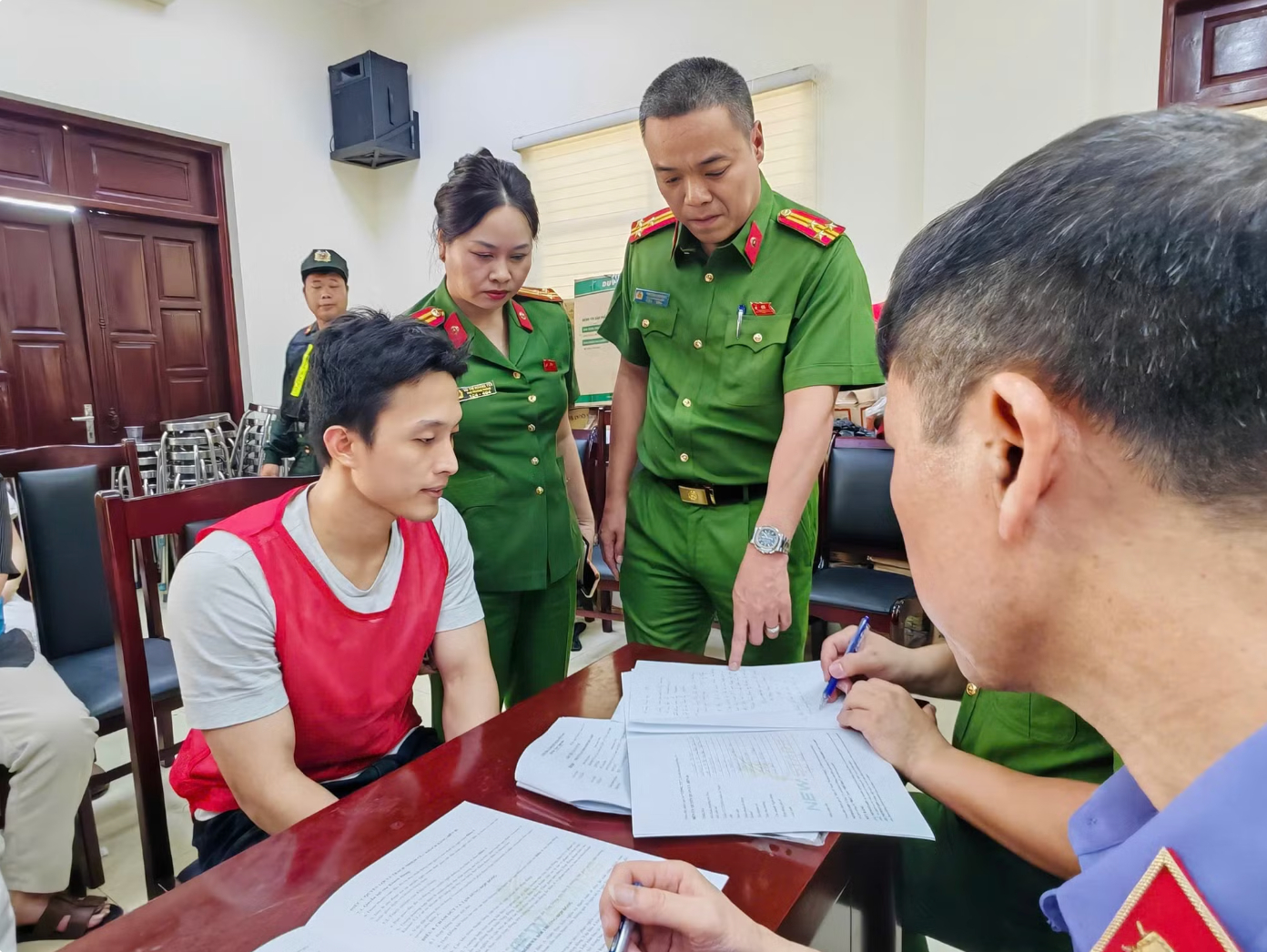 Cận cảnh những tập hợp đồng mua bán kỳ nghỉ khiến 493 người mất hơn 181 tỷ đồng- Ảnh 3.