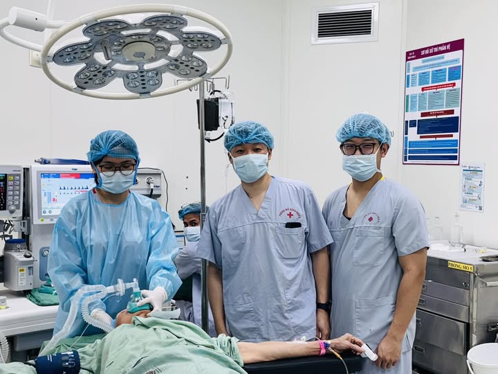 Lén làm một việc cho con trước giờ mổ: Tưởng là tốt cho con, mẹ không ngờ lại suýt đẩy con vào nguy hiểm - Ảnh 2.