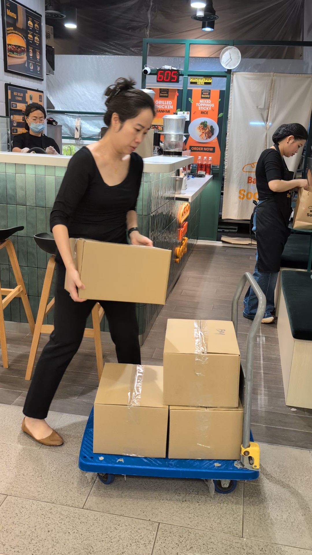 Từ giám đốc Google đến người đứng nướng thịt ở Singapore: ‘Một năm bán bánh mì, tôi hiểu hơn giá trị của lao động’- Ảnh 5.