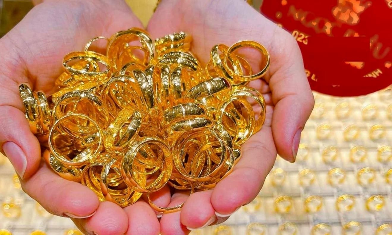 Đảo chiều, giá vàng tiếp tục đi lên: Nhiều người lãi đậm trong cảm giác ngỡ ngàng- Ảnh 1.
