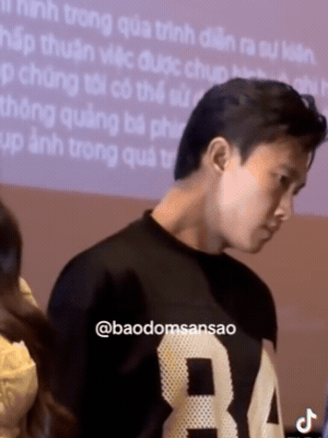 Quốc Trường bị soi biểu hiện lạ giữa sự kiện, chuyện gì xảy ra mà phải đính chính vội? - Ảnh 2.