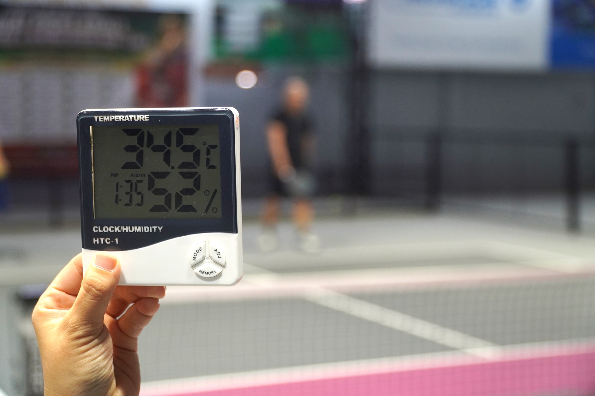 Sân pickleball ở TP.HCM vẫn kín người giữa cái nóng gần 40 độ C: Làm gì để không kiệt sức trên sân? - Ảnh 7.