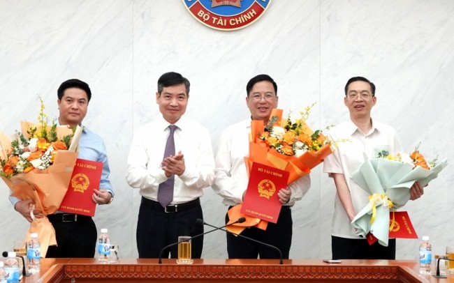 Bộ Tài chính công bố và trao quyết định điều động, bổ nhiệm 3 lãnh đạo cấp cục, vụ Bộ Tài chính công bố và trao quyết định điều động, bổ nhiệm 3 lãnh đạo cấp cục, vụ
