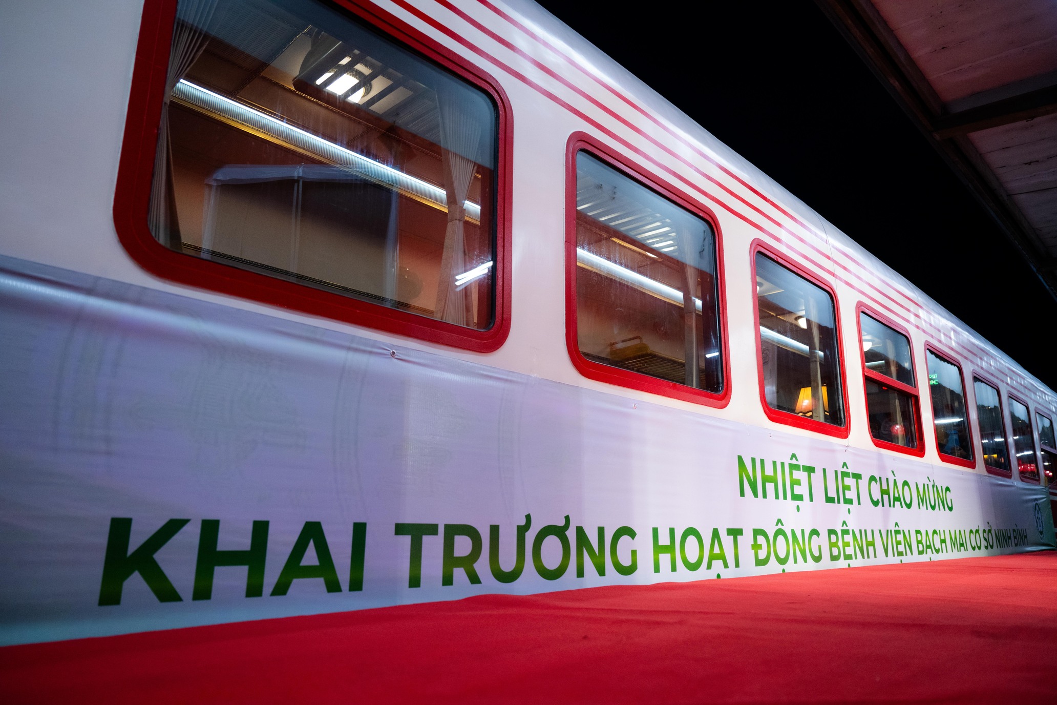 Điều đặc biệt diễn ra sáng nay: Chuyến tàu đầu tiên đưa bác sĩ từ Hà Nội đến Bệnh viện Bạch Mai cơ sở 2 làm việc - Ảnh 3.