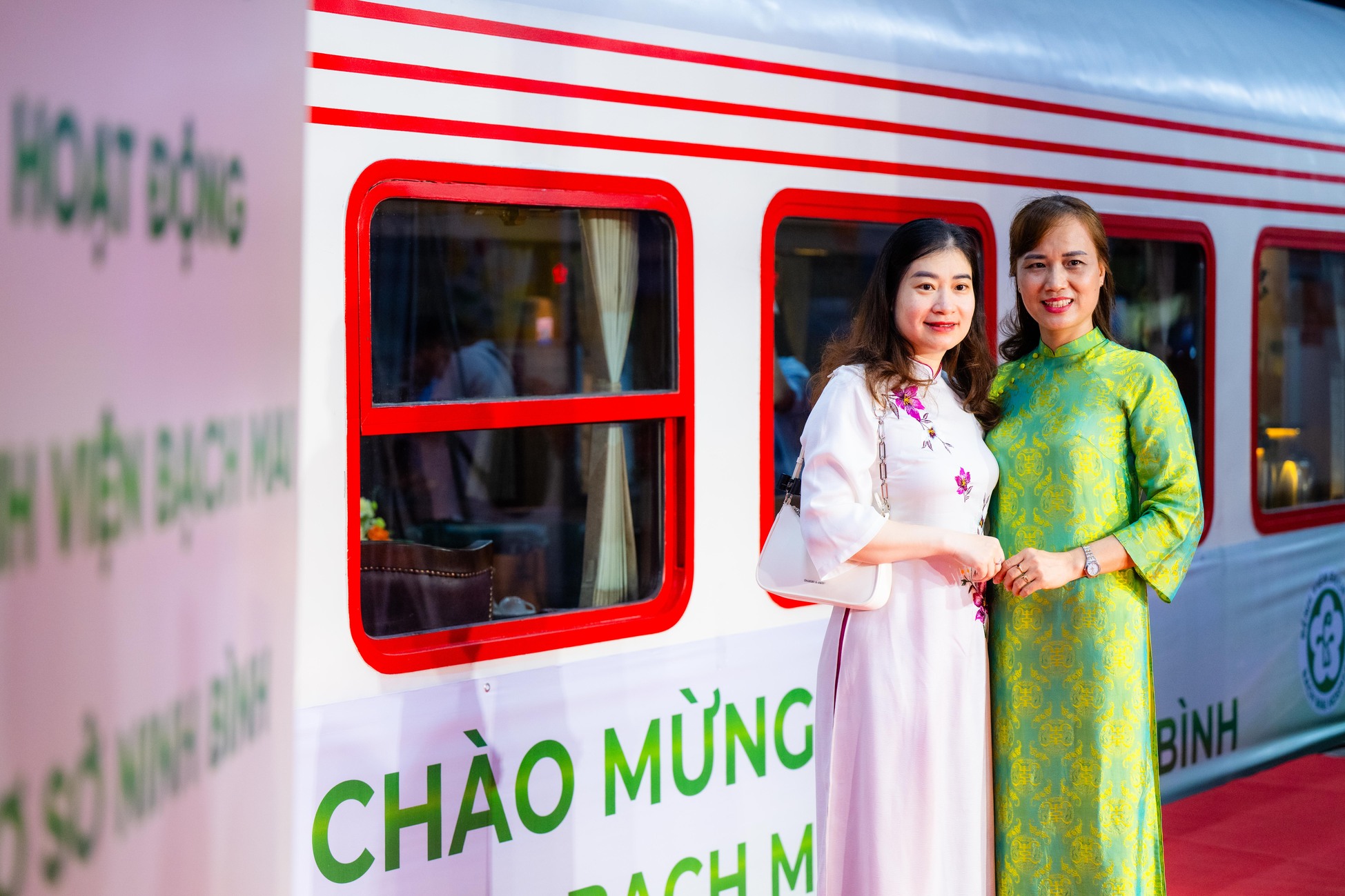 Điều đặc biệt diễn ra sáng nay: Chuyến tàu đầu tiên đưa bác sĩ từ Hà Nội đến Bệnh viện Bạch Mai cơ sở 2 làm việc - Ảnh 1.