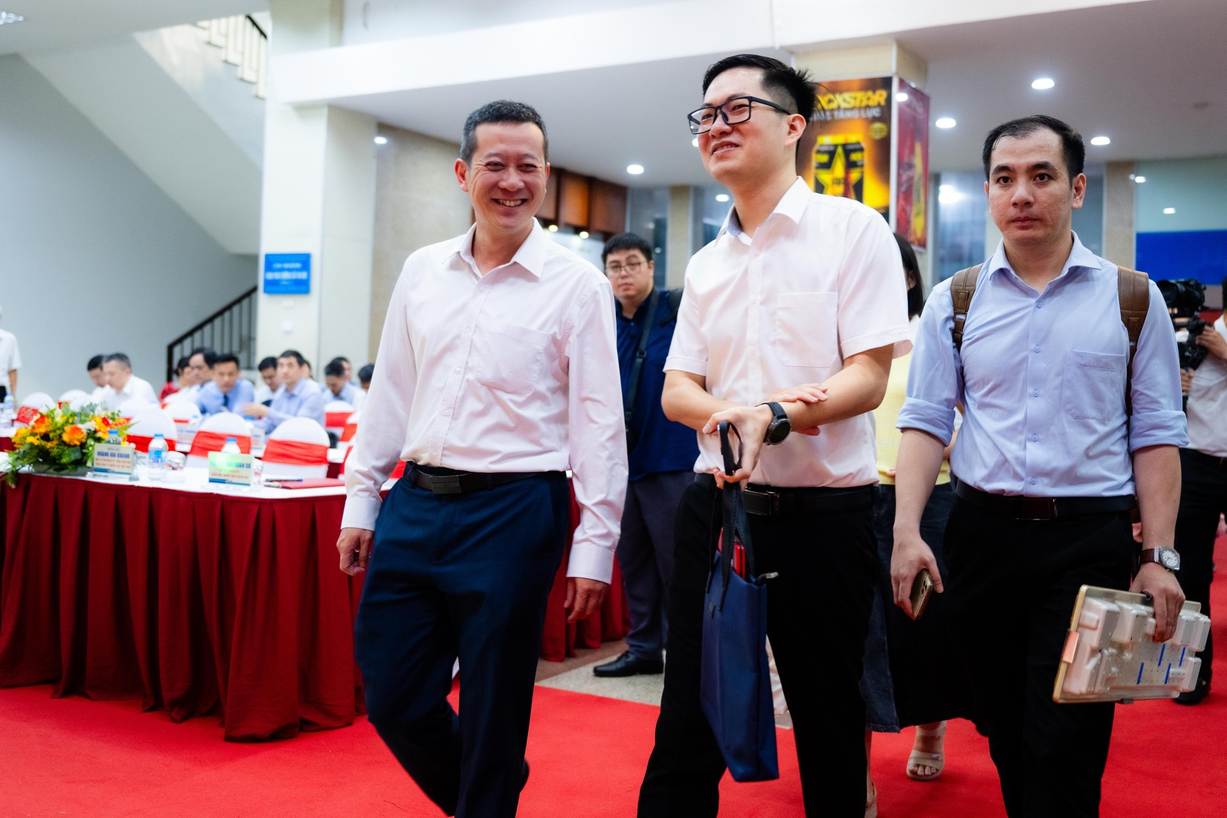 Điều đặc biệt diễn ra sáng nay: Chuyến tàu đầu tiên đưa bác sĩ từ Hà Nội đến Bệnh viện Bạch Mai cơ sở 2 làm việc - Ảnh 13.