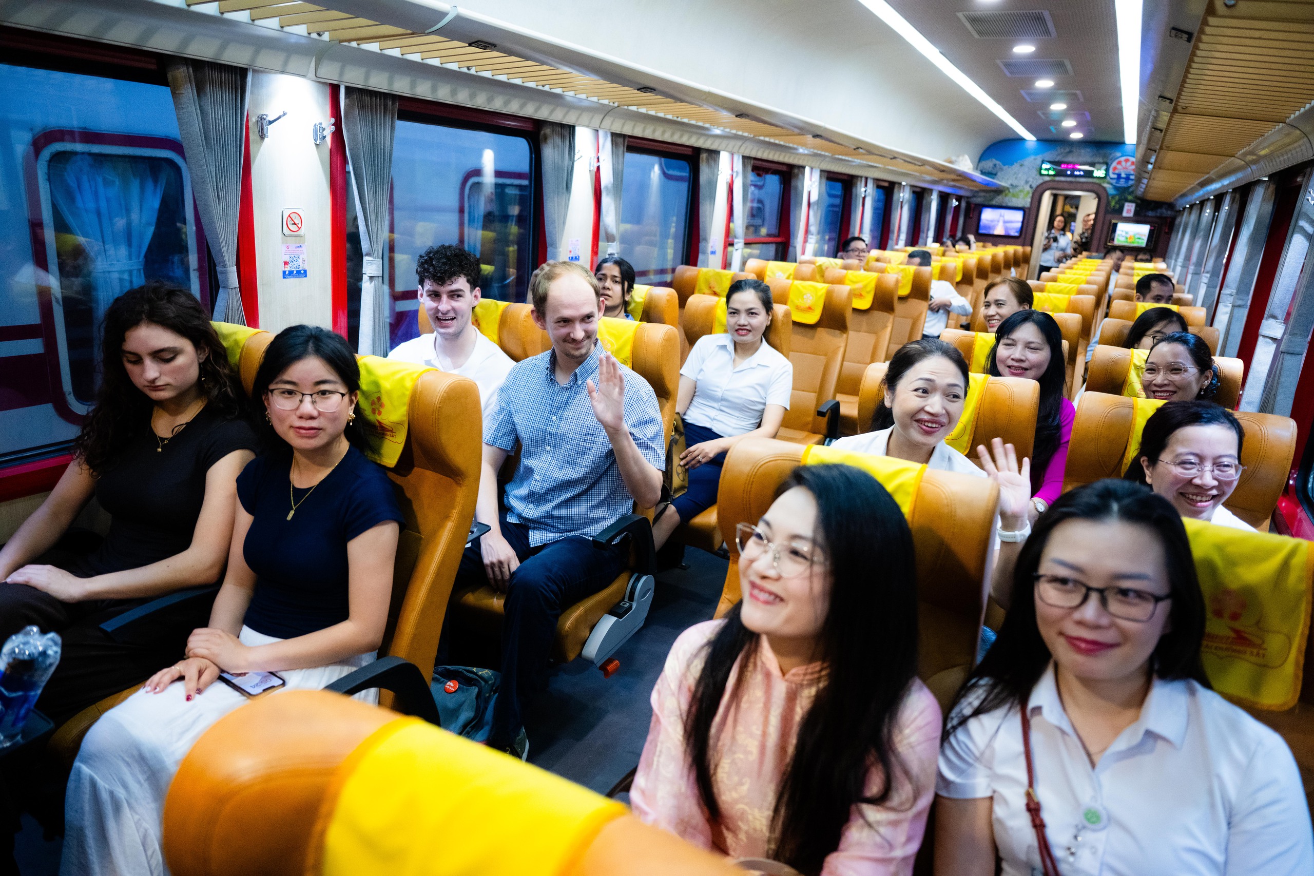 Điều đặc biệt diễn ra sáng nay: Chuyến tàu đầu tiên đưa bác sĩ từ Hà Nội đến Bệnh viện Bạch Mai cơ sở 2 làm việc - Ảnh 6.