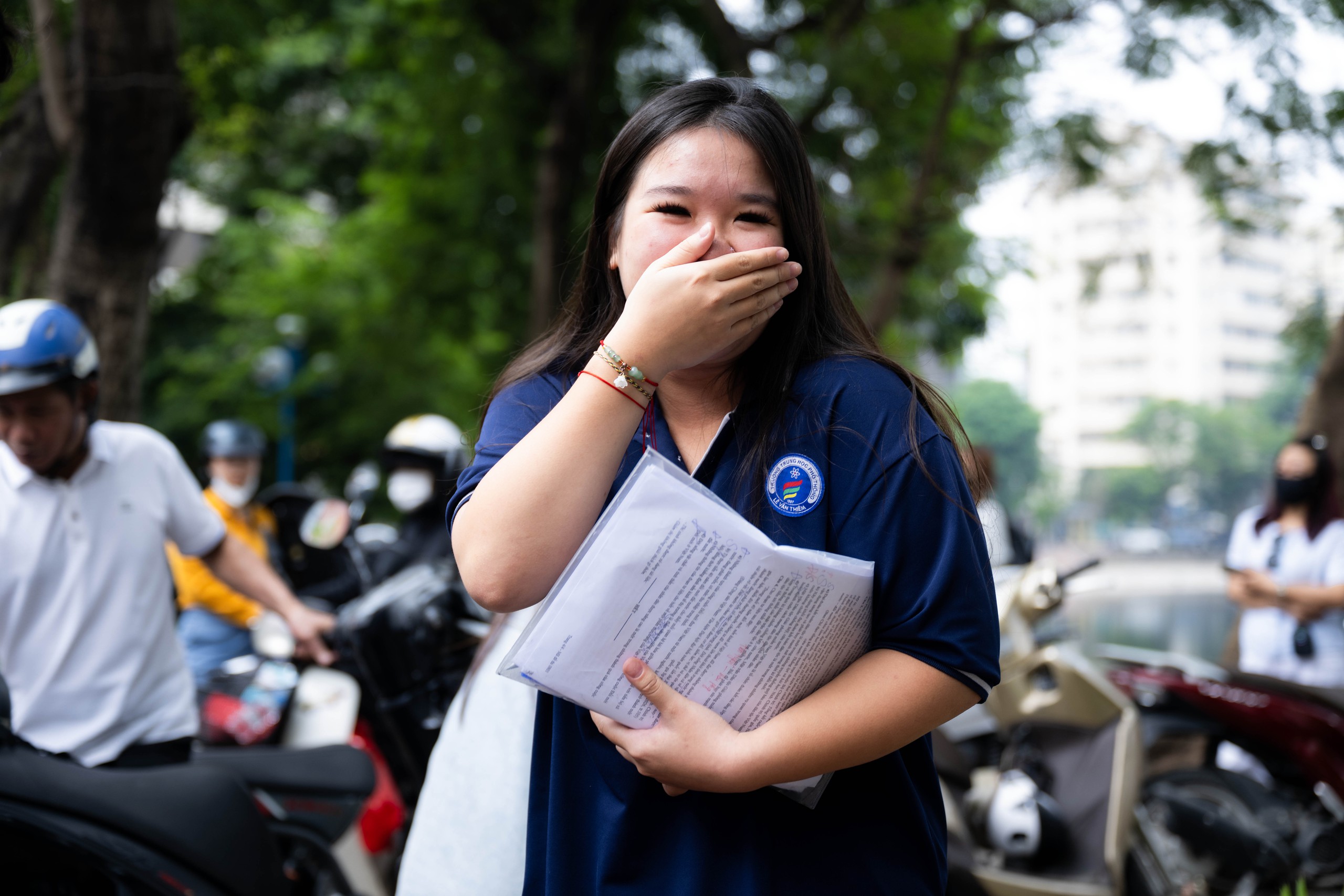 Kết thúc thời gian làm bài môn tự chọn - buổi cuối cùng thi tốt nghiệp THPT 2026! - Ảnh 24.