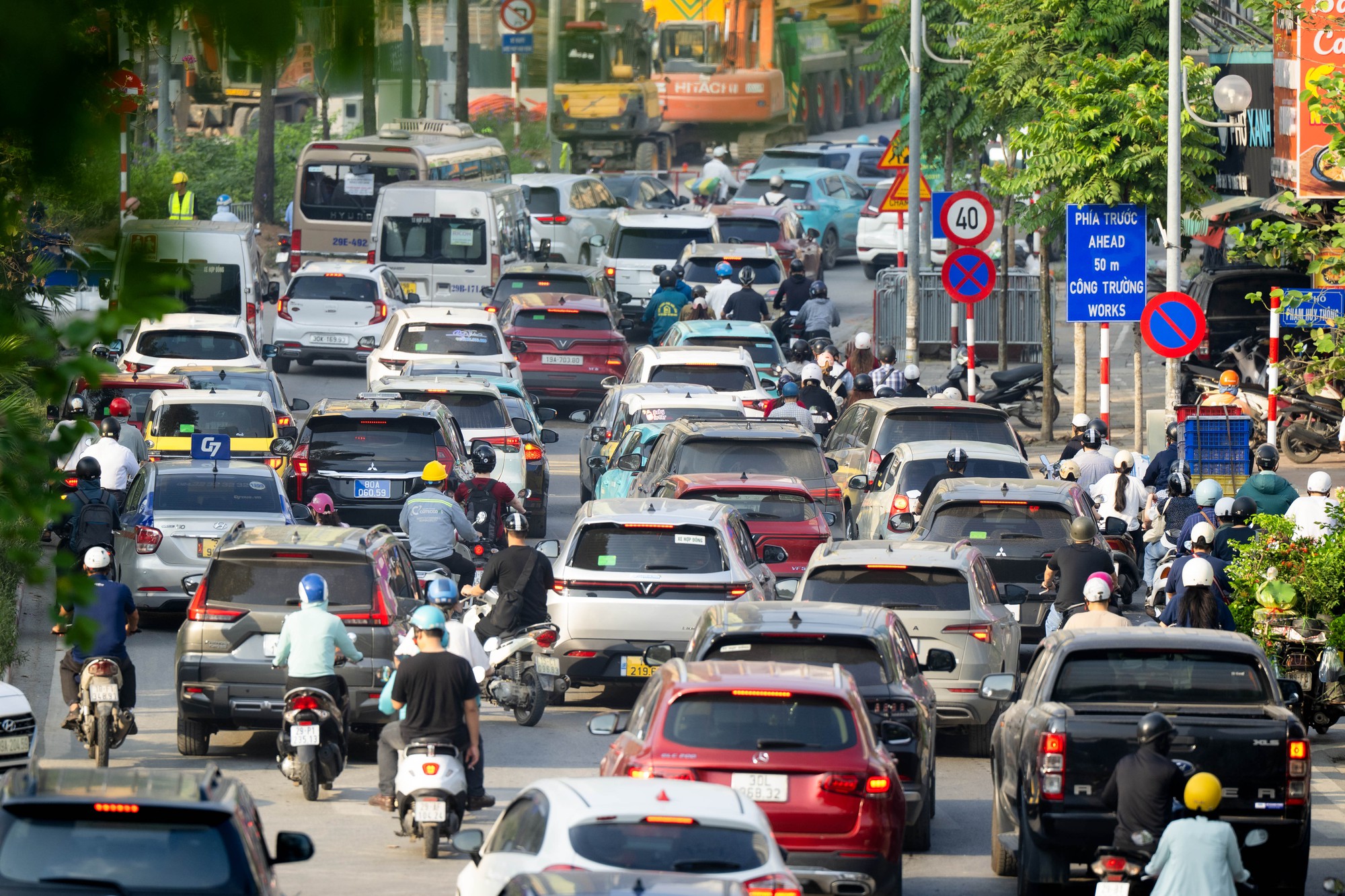 Cảnh tượng tại nút giao La Thành - Nguyễn Chí Thanh (Hà Nội) trong sáng ngày 1/6- Ảnh 10.