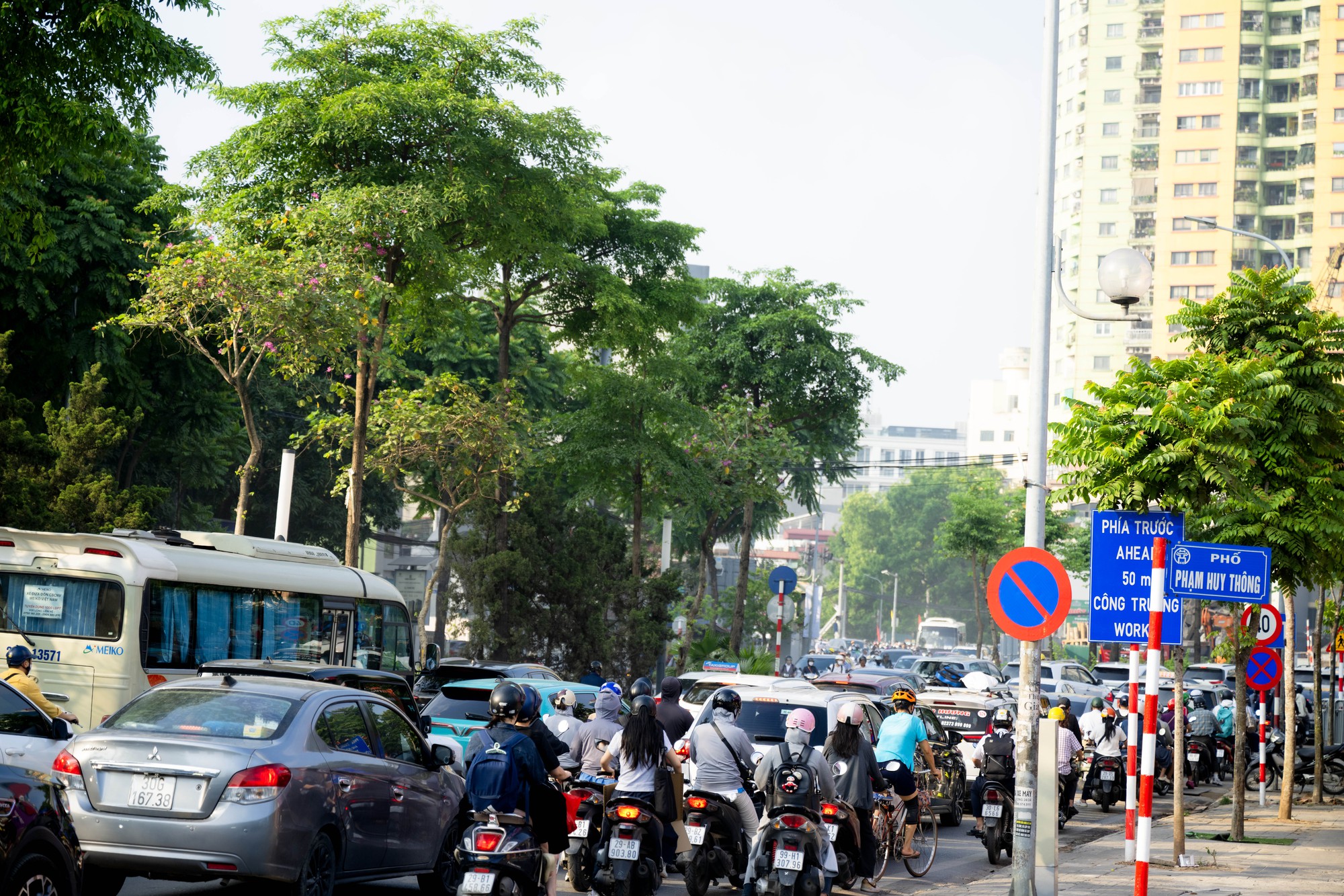 Cảnh tượng tại nút giao La Thành - Nguyễn Chí Thanh (Hà Nội) trong sáng ngày 1/6- Ảnh 9.