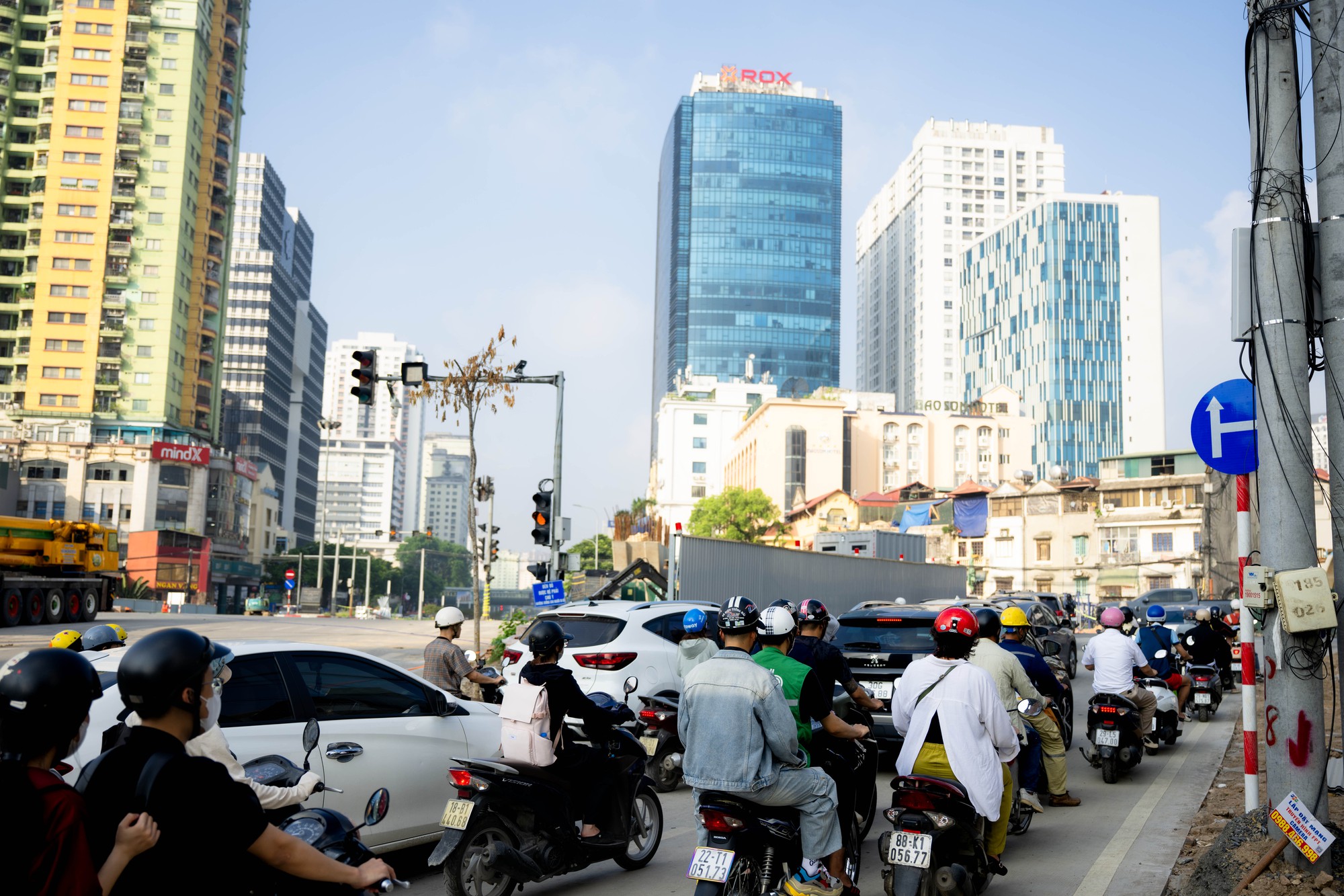 Cảnh tượng tại nút giao La Thành - Nguyễn Chí Thanh (Hà Nội) trong sáng ngày 1/6- Ảnh 8.