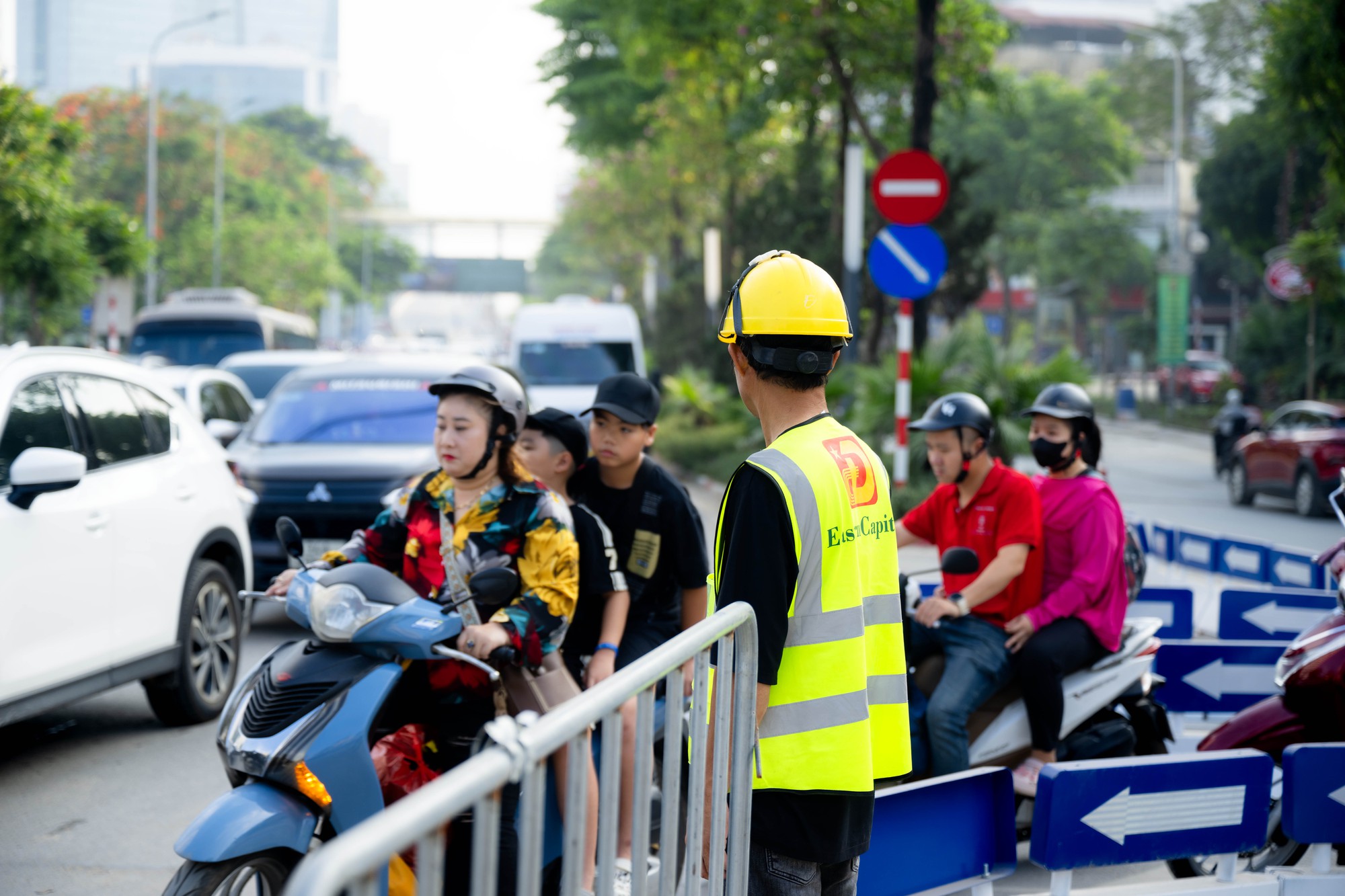 Cảnh tượng tại nút giao La Thành - Nguyễn Chí Thanh (Hà Nội) trong sáng ngày 1/6- Ảnh 14.