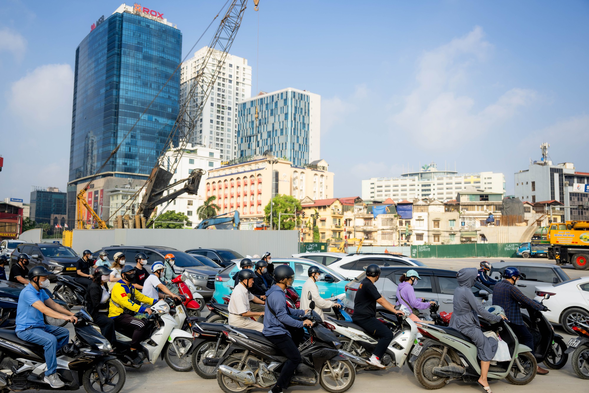 Cảnh tượng tại nút giao La Thành - Nguyễn Chí Thanh (Hà Nội) trong sáng ngày 1/6- Ảnh 11.
